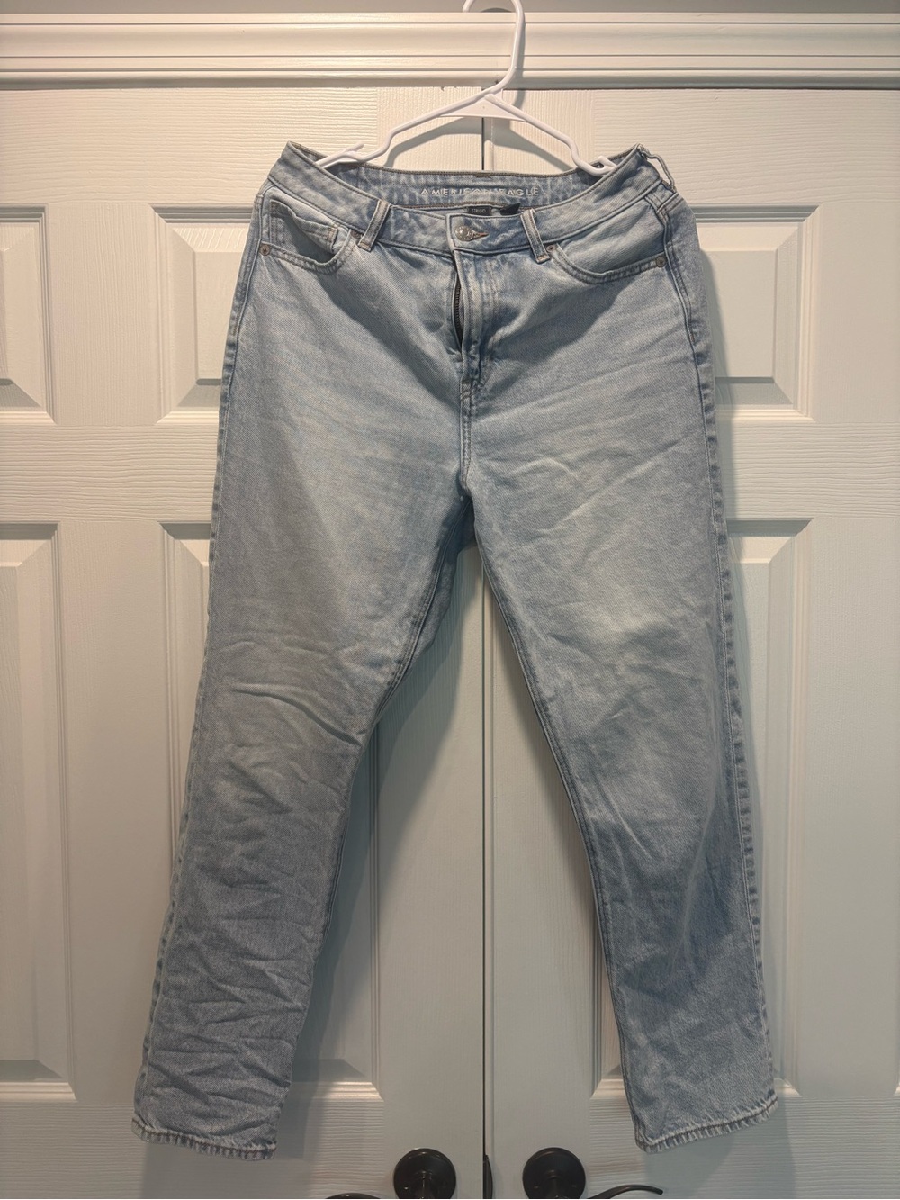American Eagle Light Wash Women’s Mom Jeans - size 8